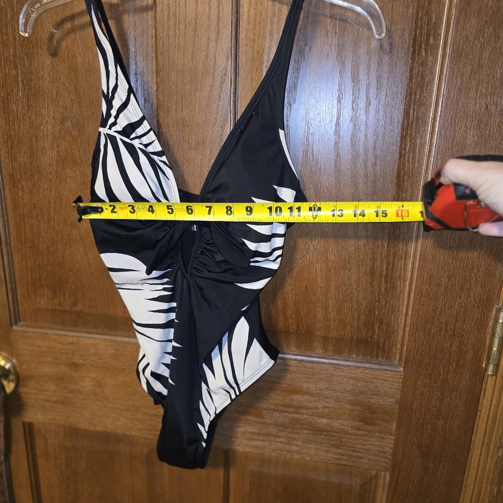 Kona Sol Black & White Leaf Print With Cut-out One Piece Swimsuit Womens Small - Picture 4 of 10